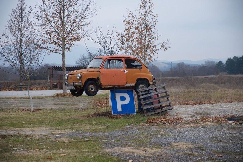 Scheint ne Tradition zu sein - Fahrzeug auf Pfahl