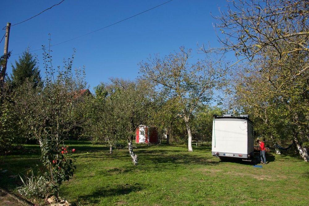 Der Garten mit dem Toilettenhaus